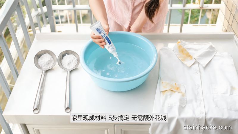 清新明亮生活化风格，家庭洗衣场景，普通人正往普通塑料盆里挤日常用的牙膏，盆边放着2勺小苏打和一件发黄的白衬衫，配有文字标注「家里现成材料 5步搞定 无需额外花钱」